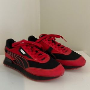 Puma women’s sneakers size 7 in excellent condition